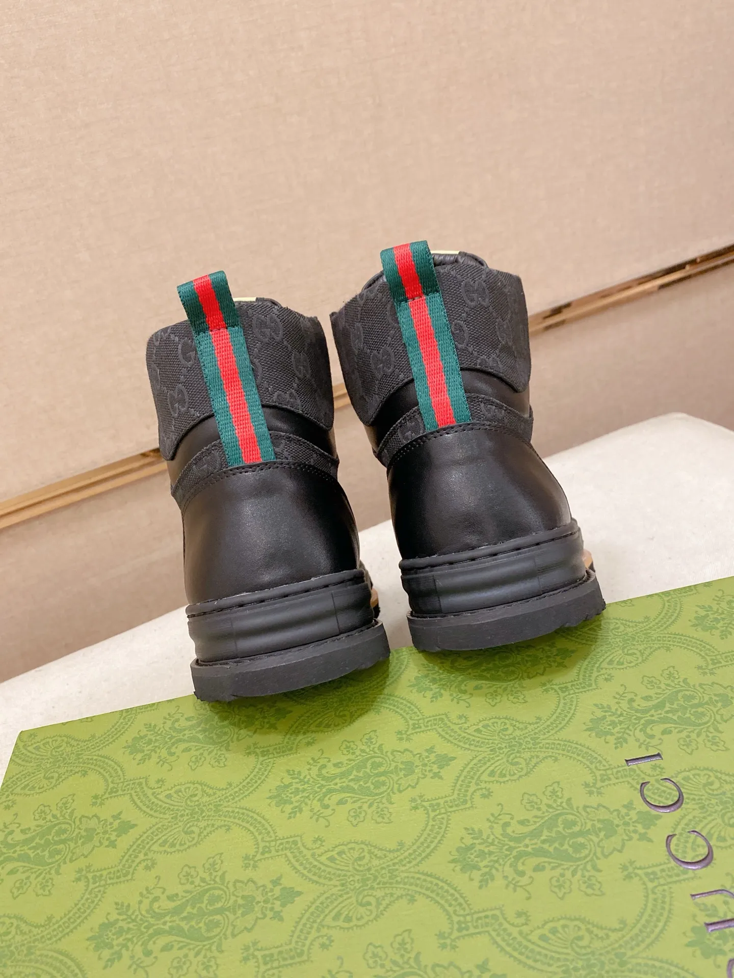 Men's shoes 💰 440 💰 High-quality new high-top GUCCI counters are on the market at the same time. The new men's shoes, 😘fabrics are selected imported cowhide, lining: sheepskin lining. 👍🏿 High-end ☄️ air-cushion molded anti-slip rubber outsole, exquisite lines, simple and elegant, comfortable and high-end for leisure travel. Code number: 38 to 44 (45 can be customized and cannot be returned or exchanged)